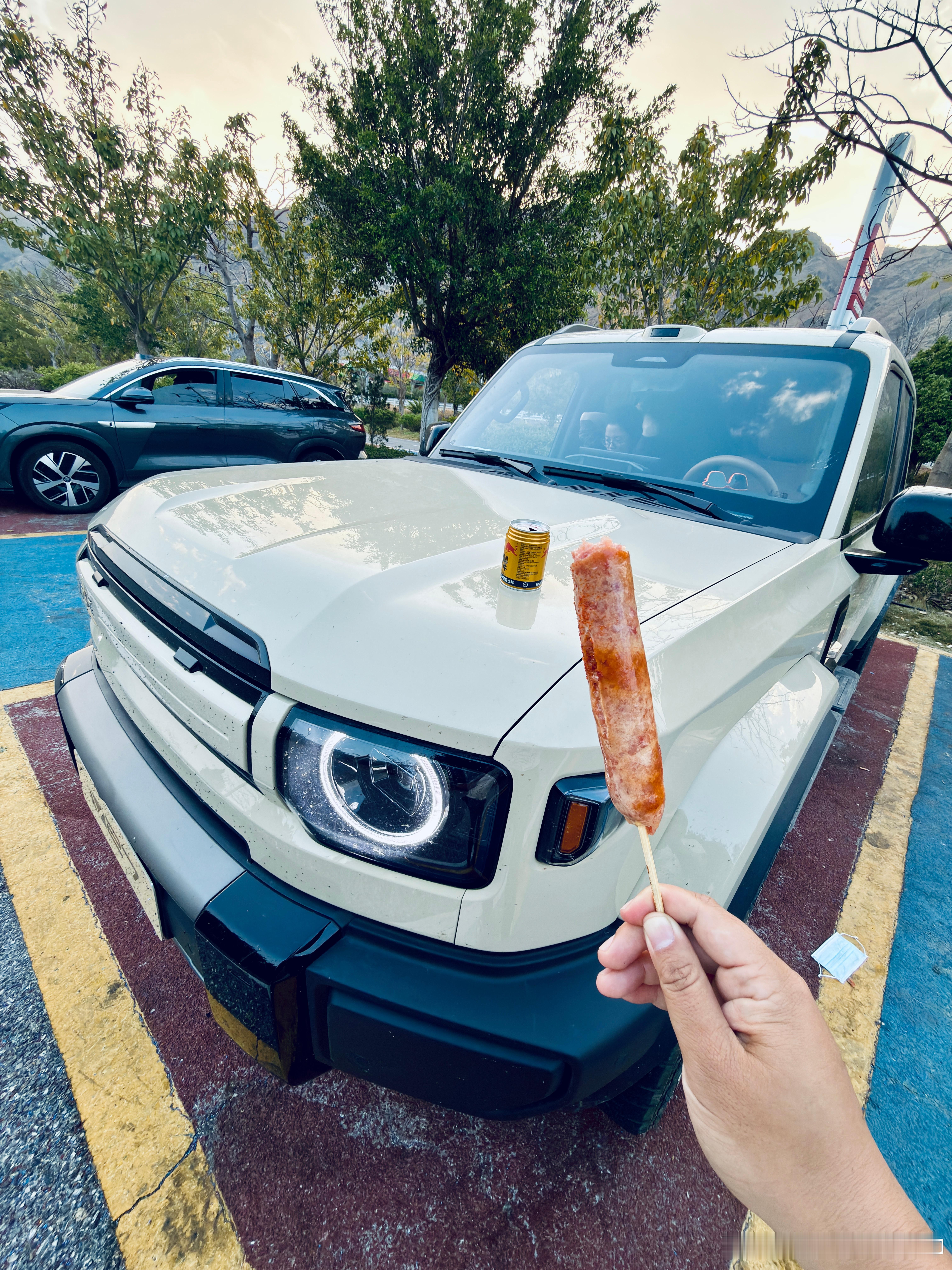 返程路上，增程电动的V27有1200公里续航，不需要补能，而驾驶员需要补能旁边的