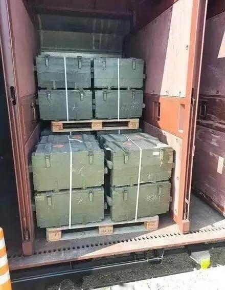 波兰军方把240枚地雷送到宜家……

路透社援引波兰波兹南地区检察院发言人的话报