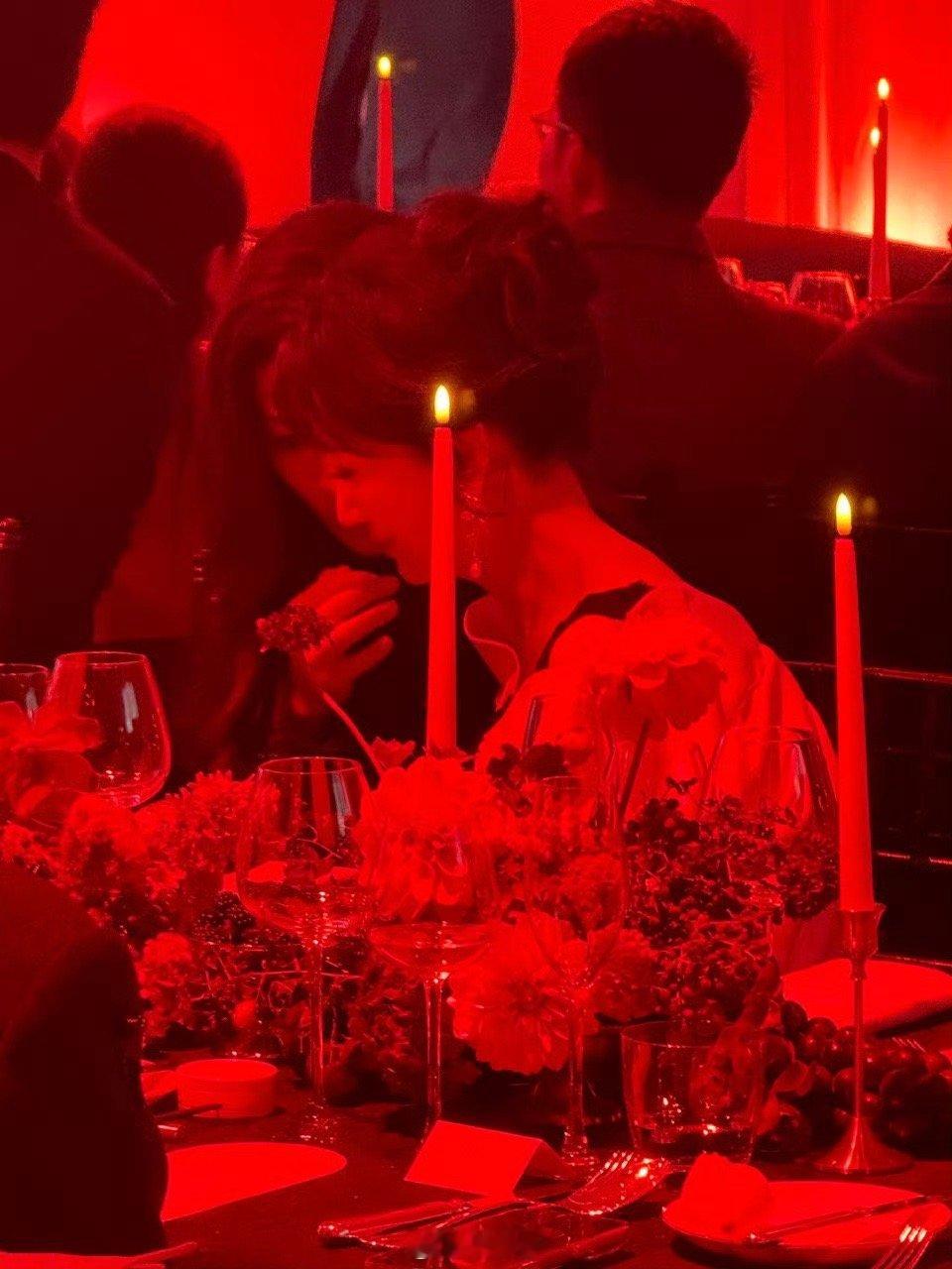 陈丽君赵雅芝叽里咕噜说啥呢想听 陈丽君赵雅芝同框密语太好嗑！两代经典角色相遇，低