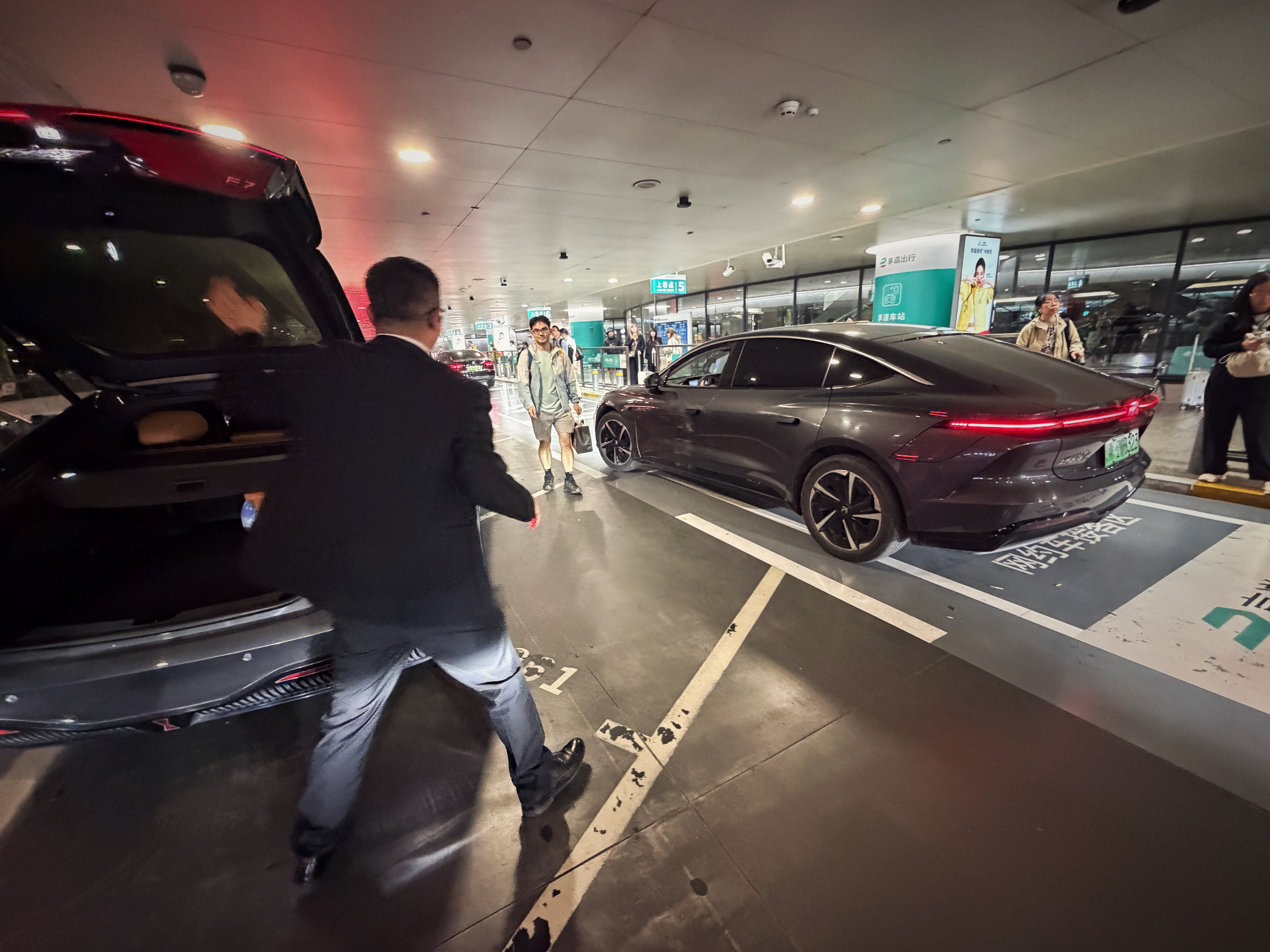 笑死，刚才上错了滴滴！俩车同款，尾号一个323，一个3523，发个消息的功夫，一