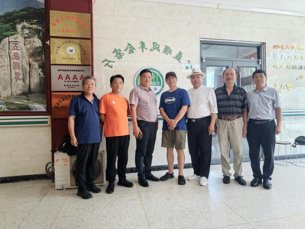上午与一众文友去邳州公益顺风车志愿者协会参观并采访王振辉会长，感慨很深。把公益当