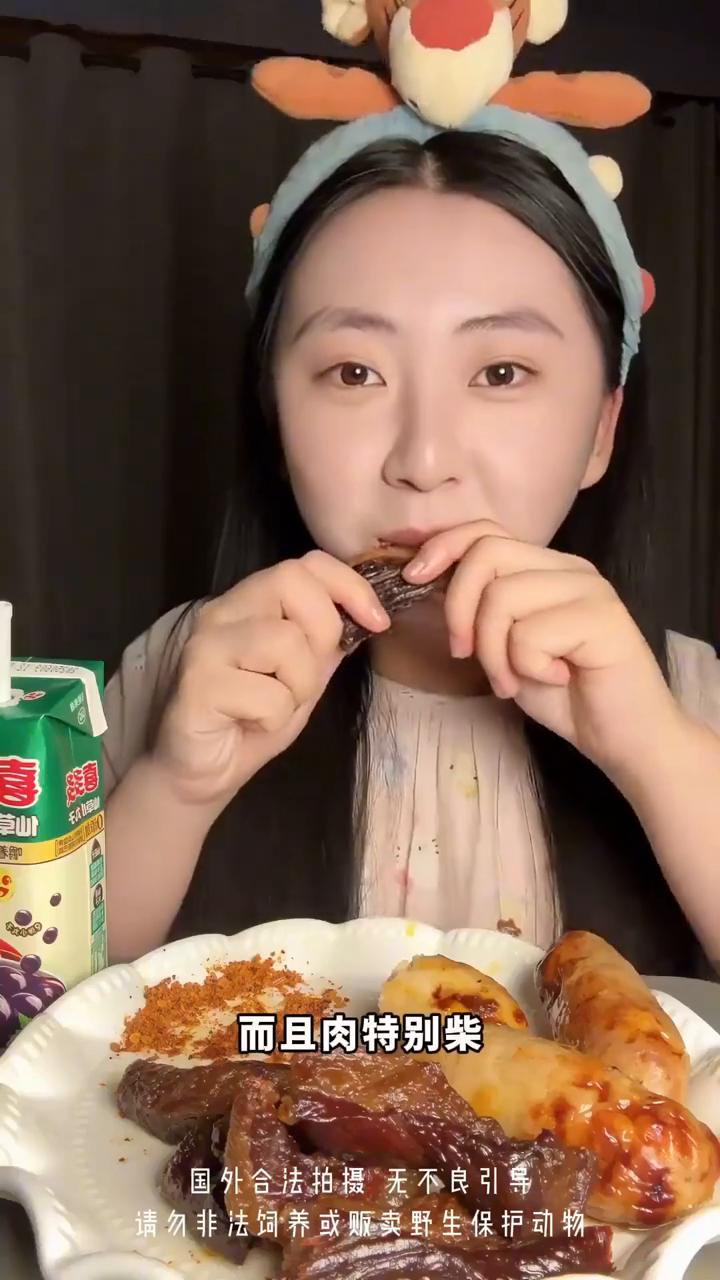 这个趴在马路中间想要打车的家伙其实是一只树懒，好心的大哥本想抱它过去，结果却搞错
