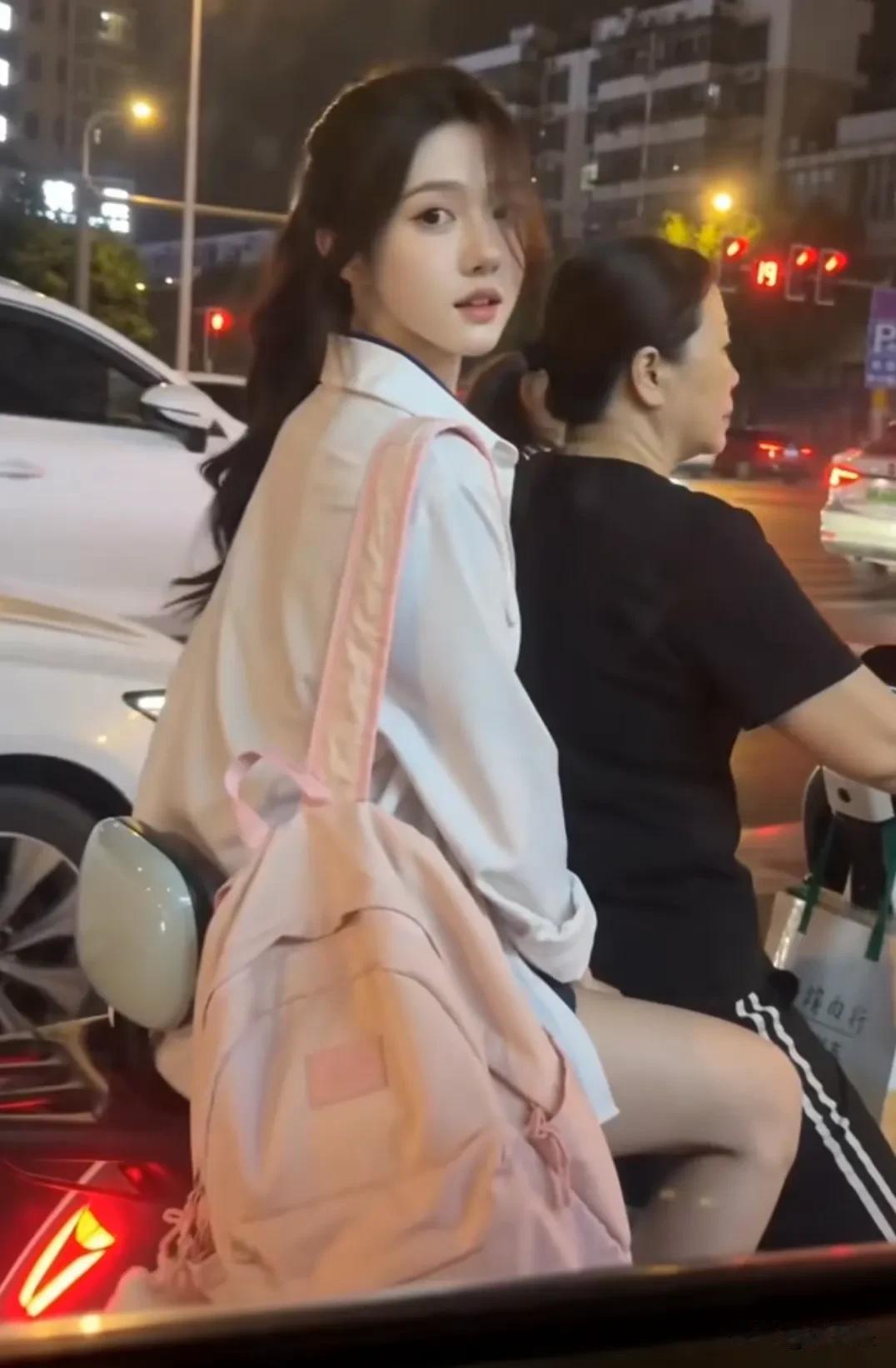 这个美女太漂亮了。尤其是这身黑色衣服，太显气质了，快告诉我怎么才能追到她 ，她女