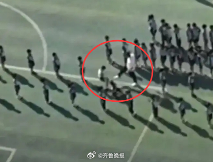 【晚报来论 | #老师踹倒学生岂能用负责任开脱#】这段时间，“广西南宁某小学教师