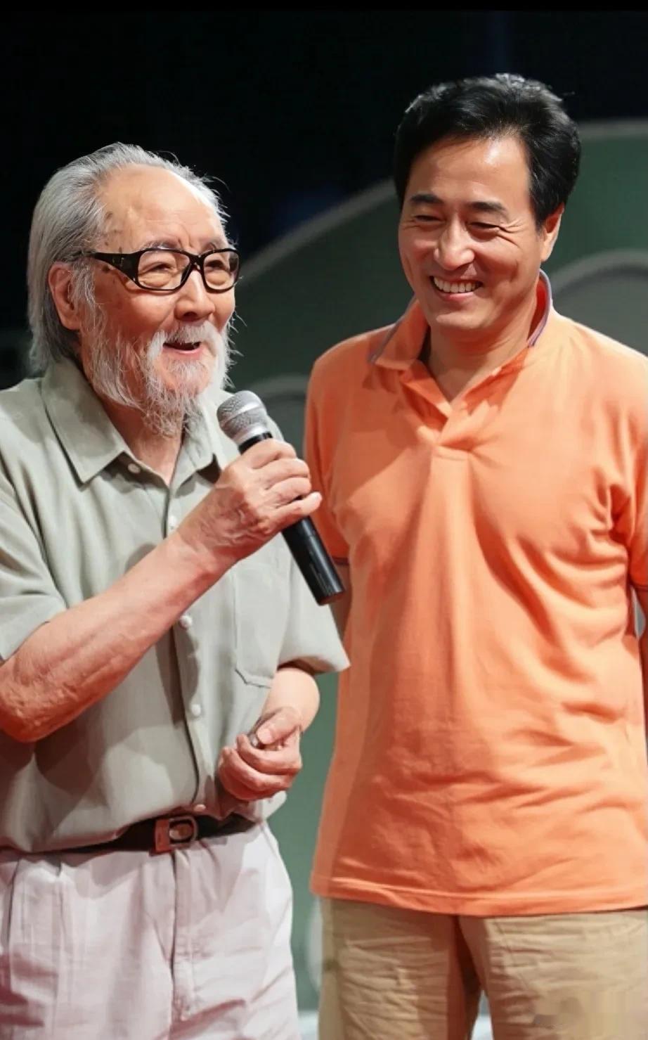 李静问杨立新:您的名气这么大，演一场话剧，给多少钱啊？杨立新回答几百块，李静说: