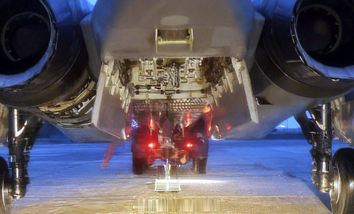 Su-57弹舱偷拍图的更清晰版本，能更好地看到发射架和扰流板结合之前公开的结构，