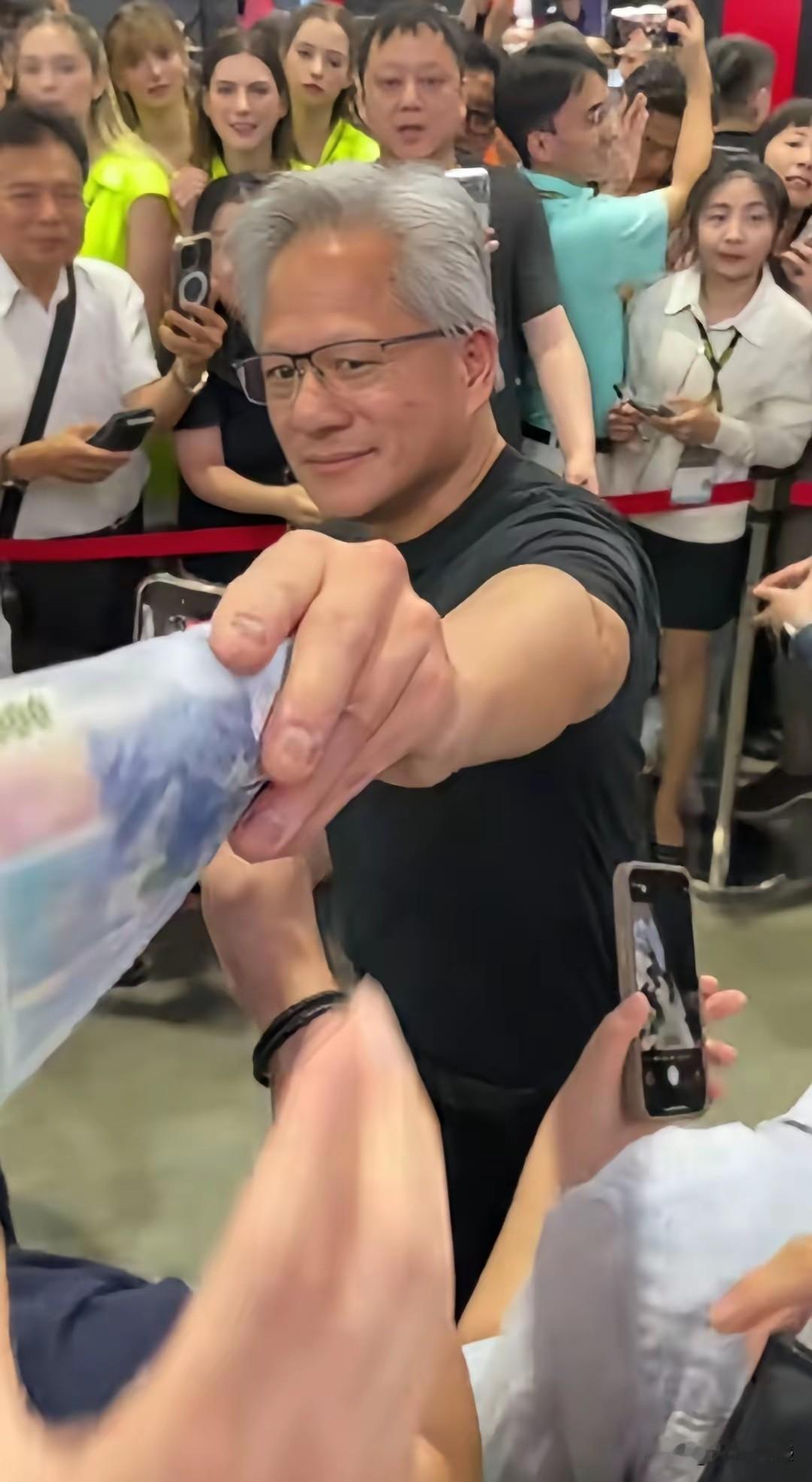黄仁勋无论走到哪里，都喜欢撒钱，不过这一次他撒的这钱，看着就像假钱一样，一点也不