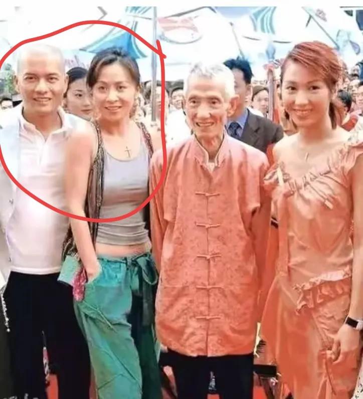 一家人在户外活动合影，笑容满面。有认识的吗？[作揖][玫瑰]