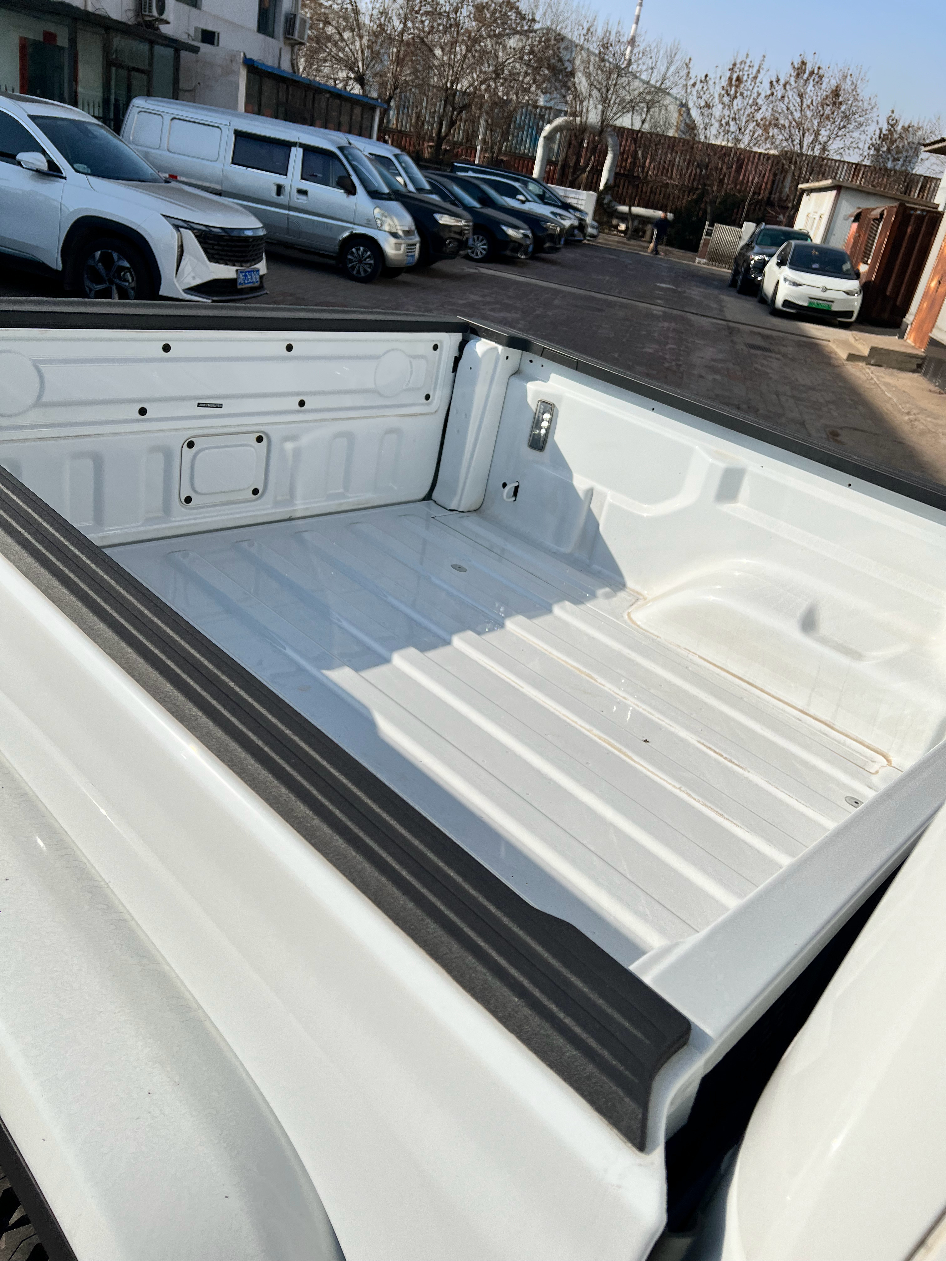 港口奇奇怪怪的车，3.6的皮卡牧马人角斗士港口的自己升级了大脚包，匹配3.6的自