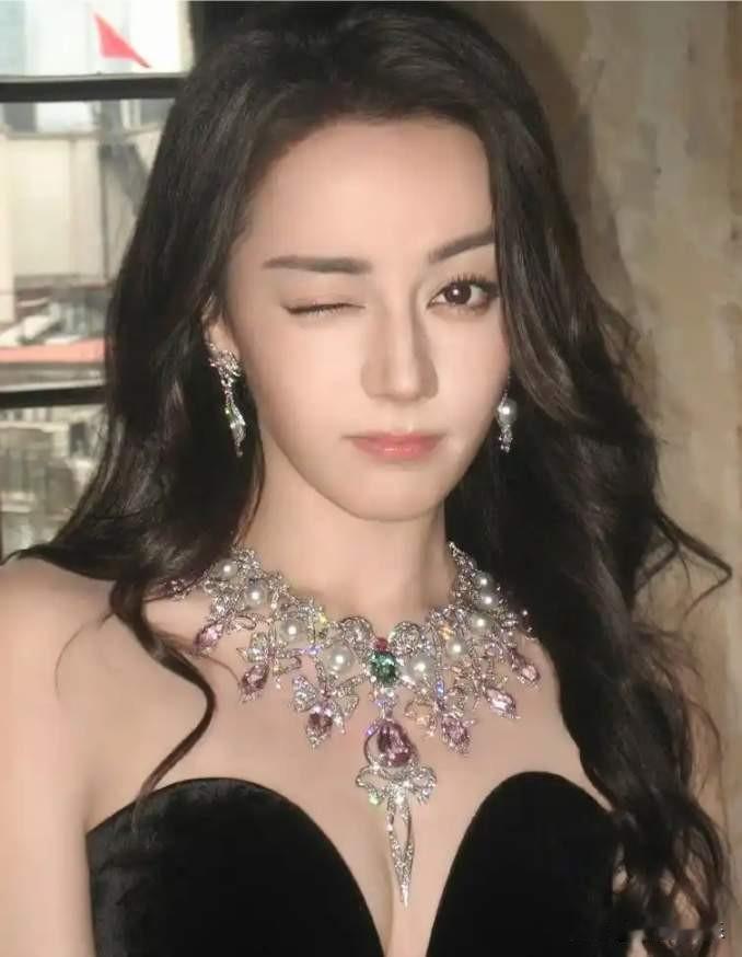 当迪丽热巴在《枭起青壤》中化身“疯刀”聂九罗，手持唐刀劈开雨幕的瞬间，一场关于中