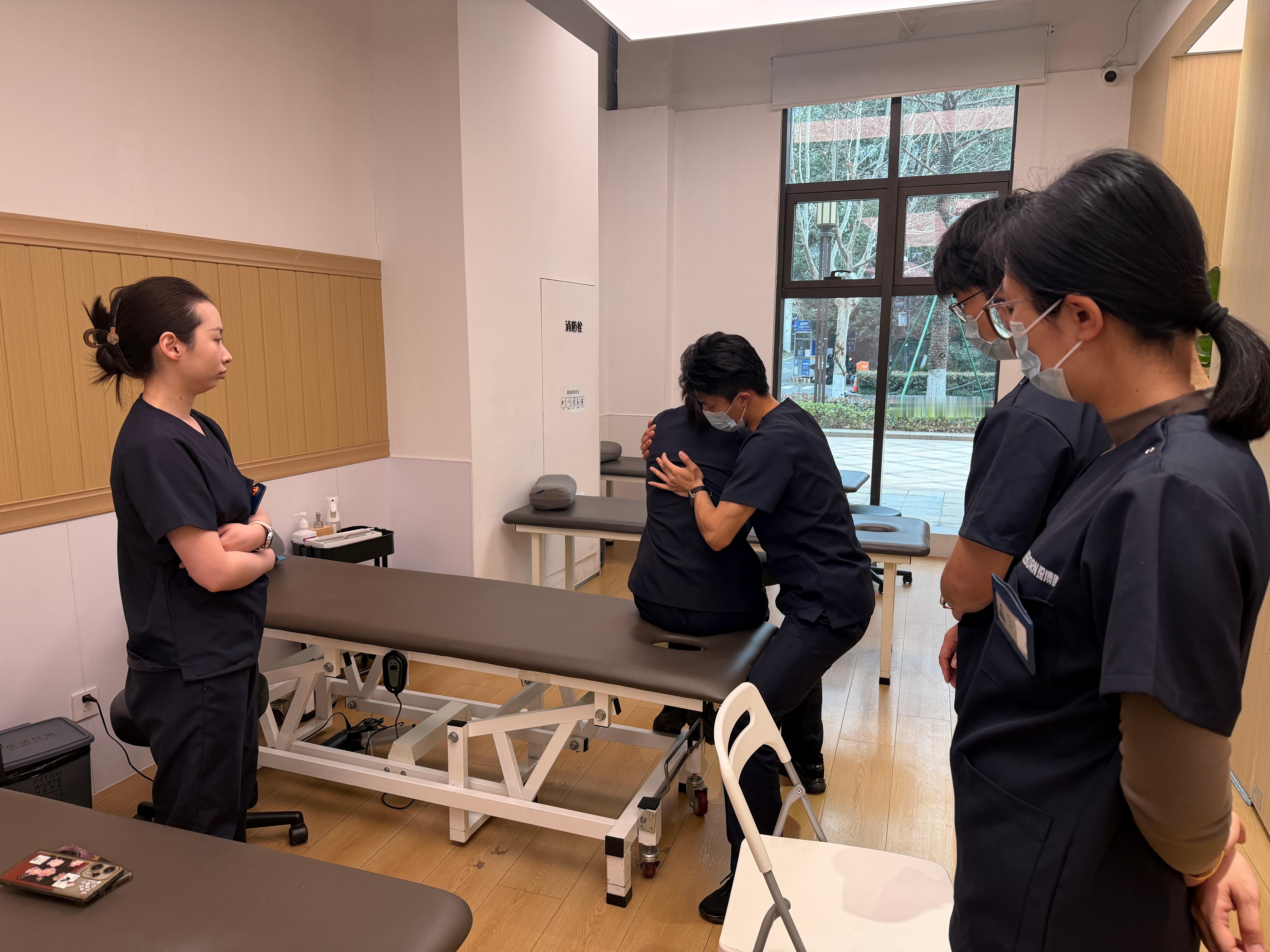 锐博康复 年后各个门店正式营业，康复师培训技术交流也得搞起来。有朋友认出这是哪两