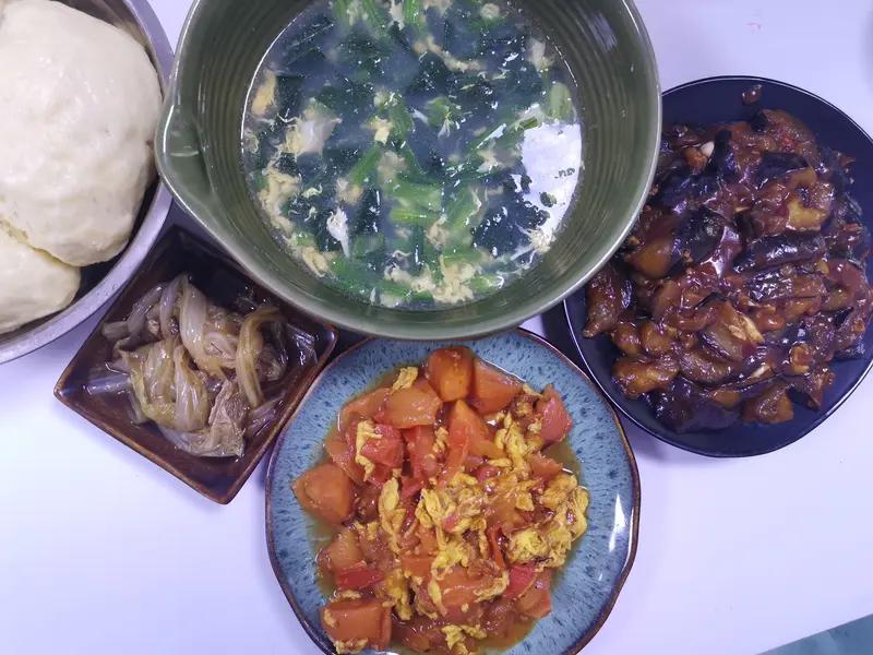 下联：天天一日三餐。诚邀上联顿顿四菜一汤