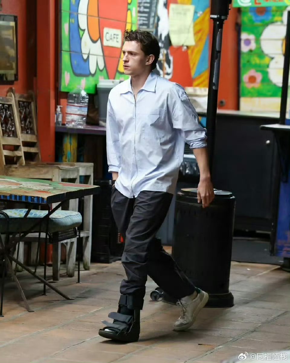 荷兰弟和维嘉长得好像 笑死荷兰弟怎么越看越像李维嘉老师！特别是笑起来那股子阳光又