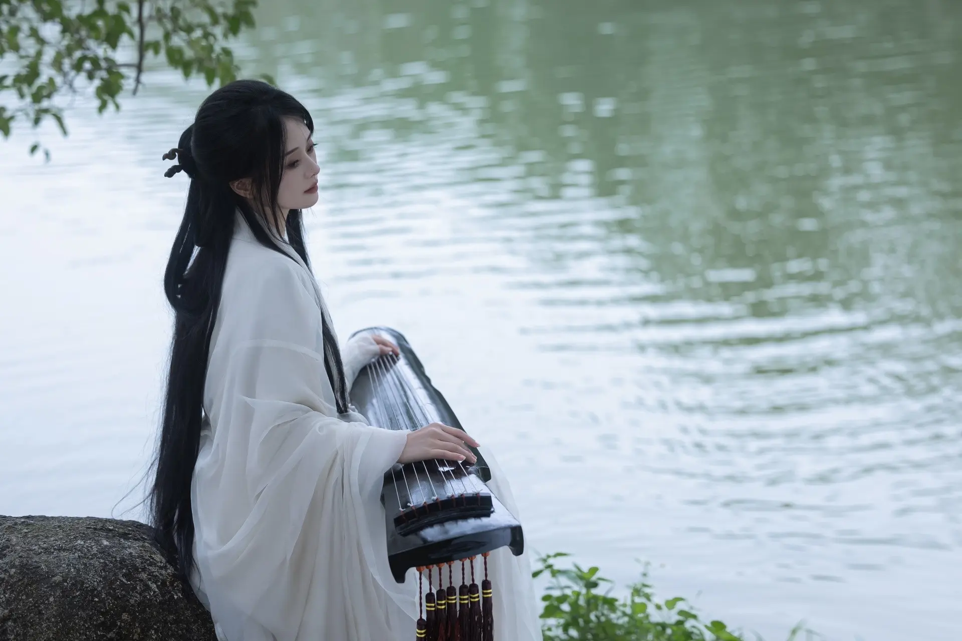 落雨声嘀嗒嘀嘀，回荡着轻声细雨。犹如你唯美叹息，那么动听
氛围感 阴天