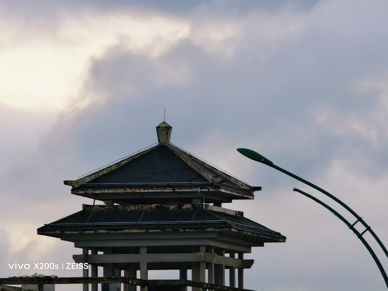 把你们天上的云发出来看看雨前乌云罩着的天空。