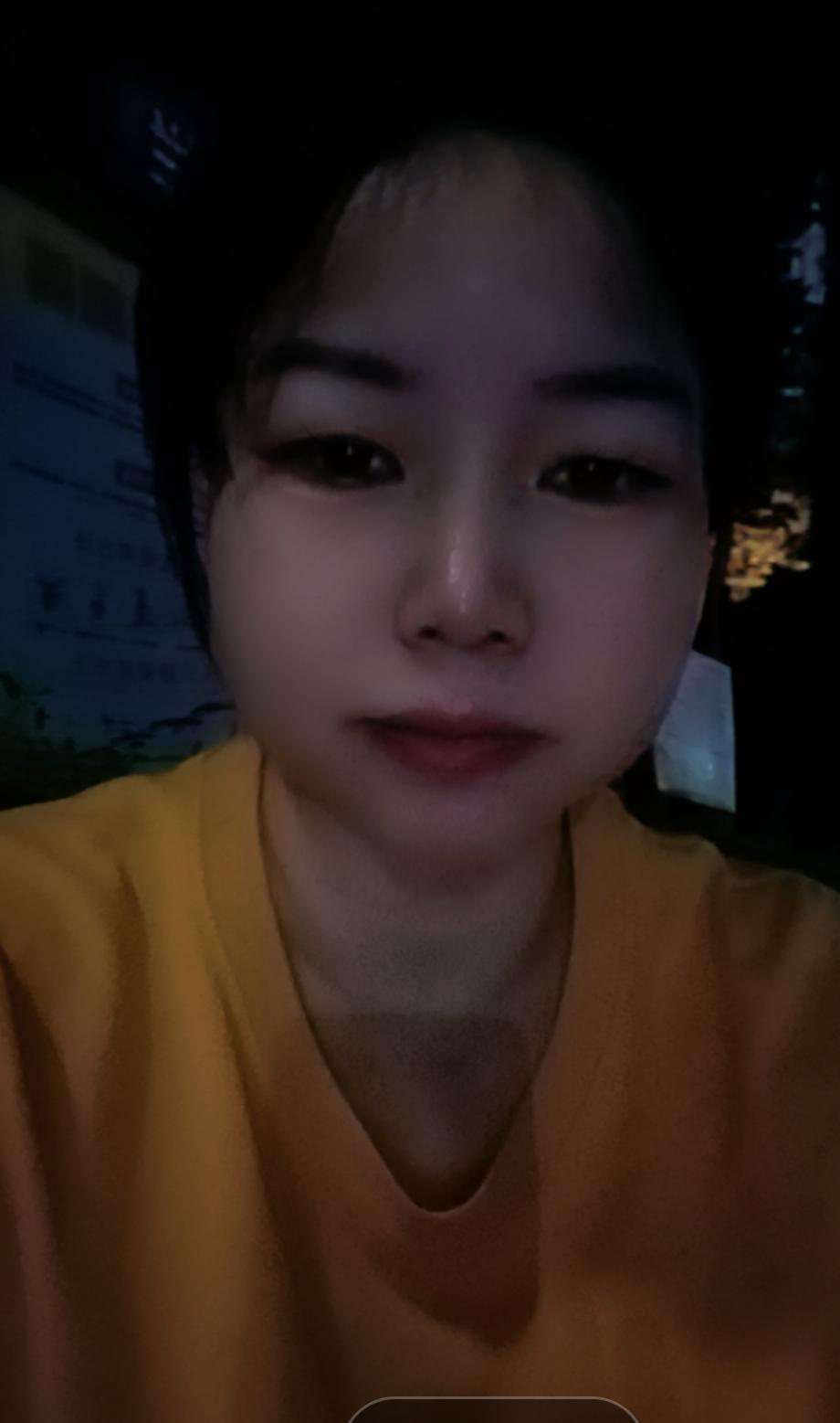 今天心情不好，一个人在外面坐一坐。其实每个人的生活都是一塌糊涂。我从来就不跟任何