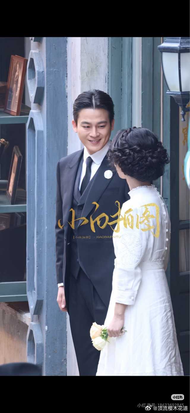 玉兰花开君再来杨紫欧豪路透，怪还原的，欧豪这个发型略有点过于进步青年了