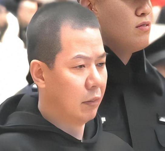2013年，山西黑老大“小四毛”被妻子捞出监狱。出狱后，这个敛财12亿、坐牢像度