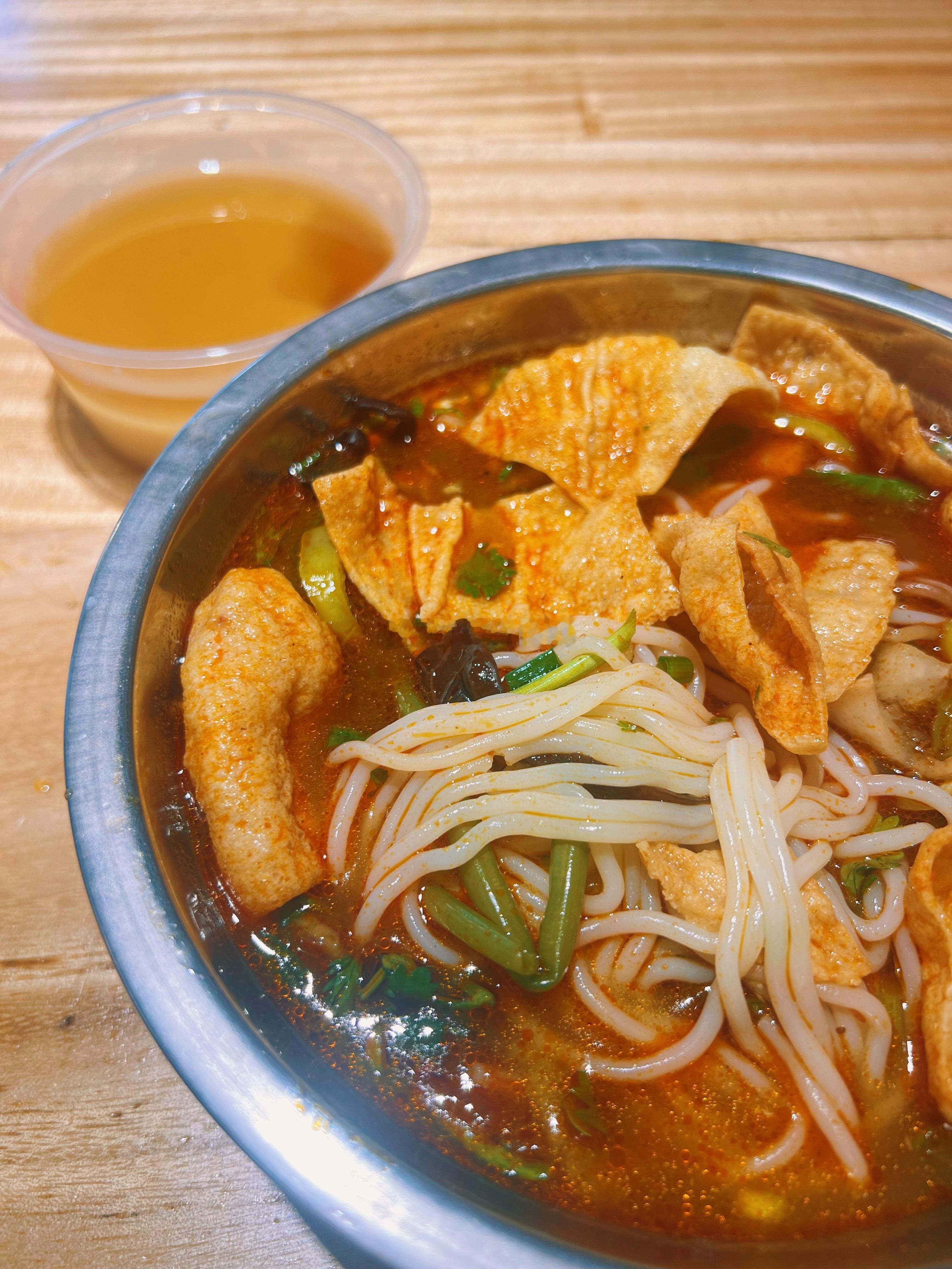 在我看见微辣那两个字时我由于还没睡醒已经放了两勺魔鬼辣的辣椒油，斯哈斯哈斯哈。早