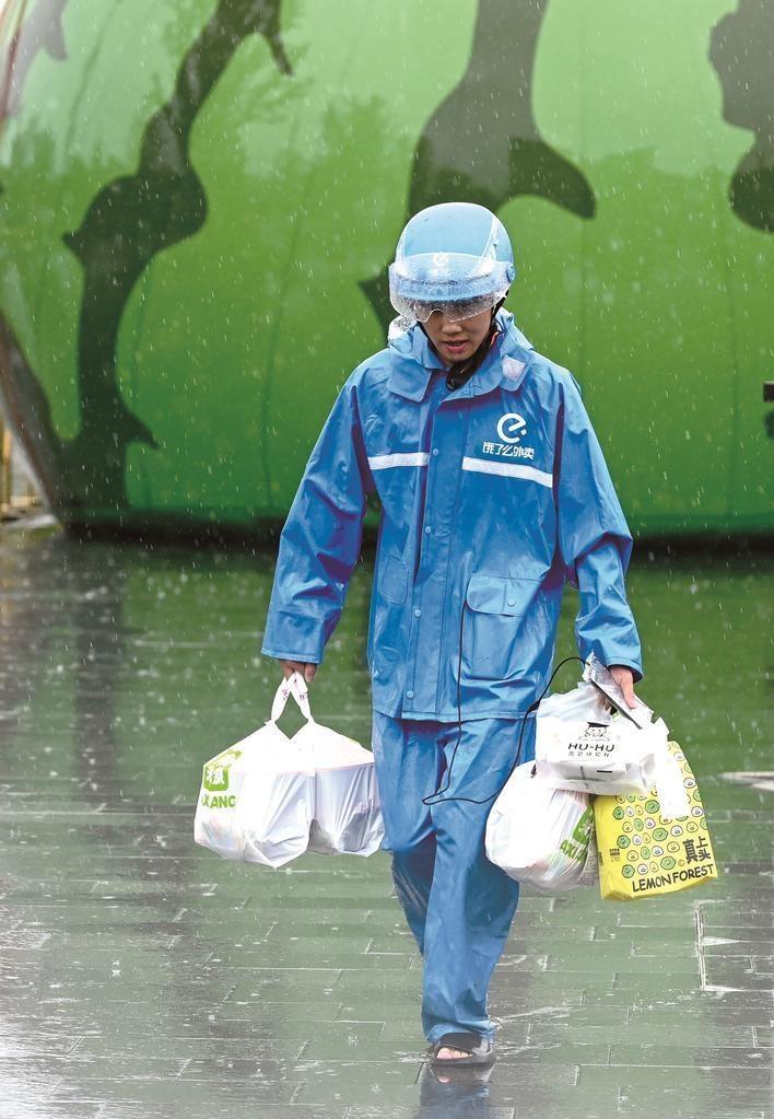 2017年，随便跑跑月入过万。2024年，每天12小时赚7496元。
北大陈龙博