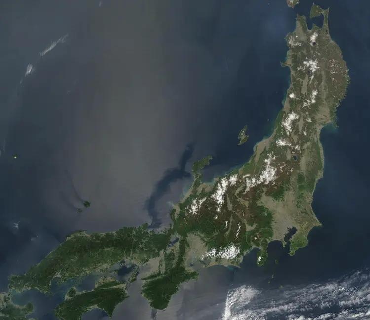 东京时间5月5日上午8点，日本本州岛东部三陆附近发生5.2级地震，震源深度为30