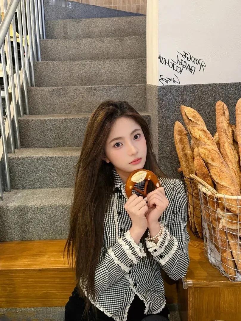 元气少女与法式面包的甜美邂逅🥐💕