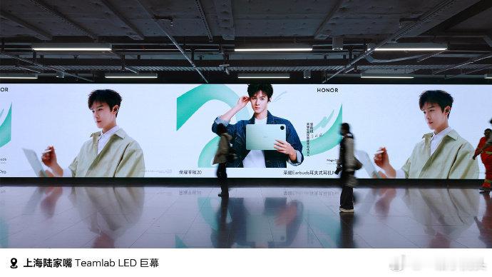 李昀锐荣耀智能生态首位代言人，品牌商业区大屏地广安排还有专属列车！排面很足👏 