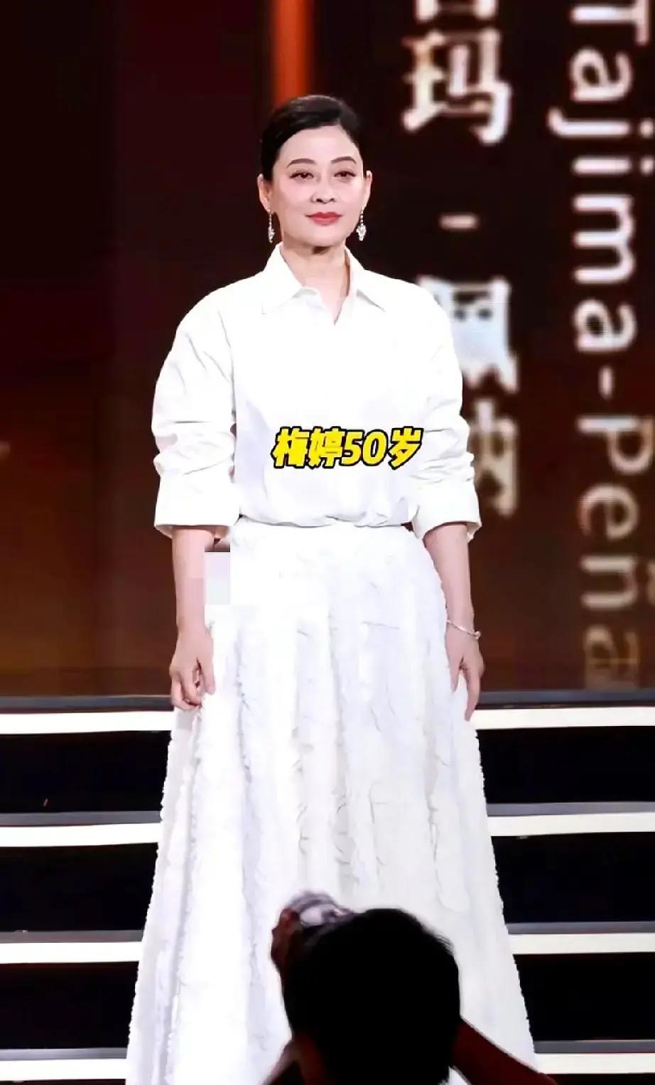 磨皮滤镜凉了！梅婷露细纹拍鄂尔多斯广告，互动量翻2.3倍；抖音关美颜的艺人直播，