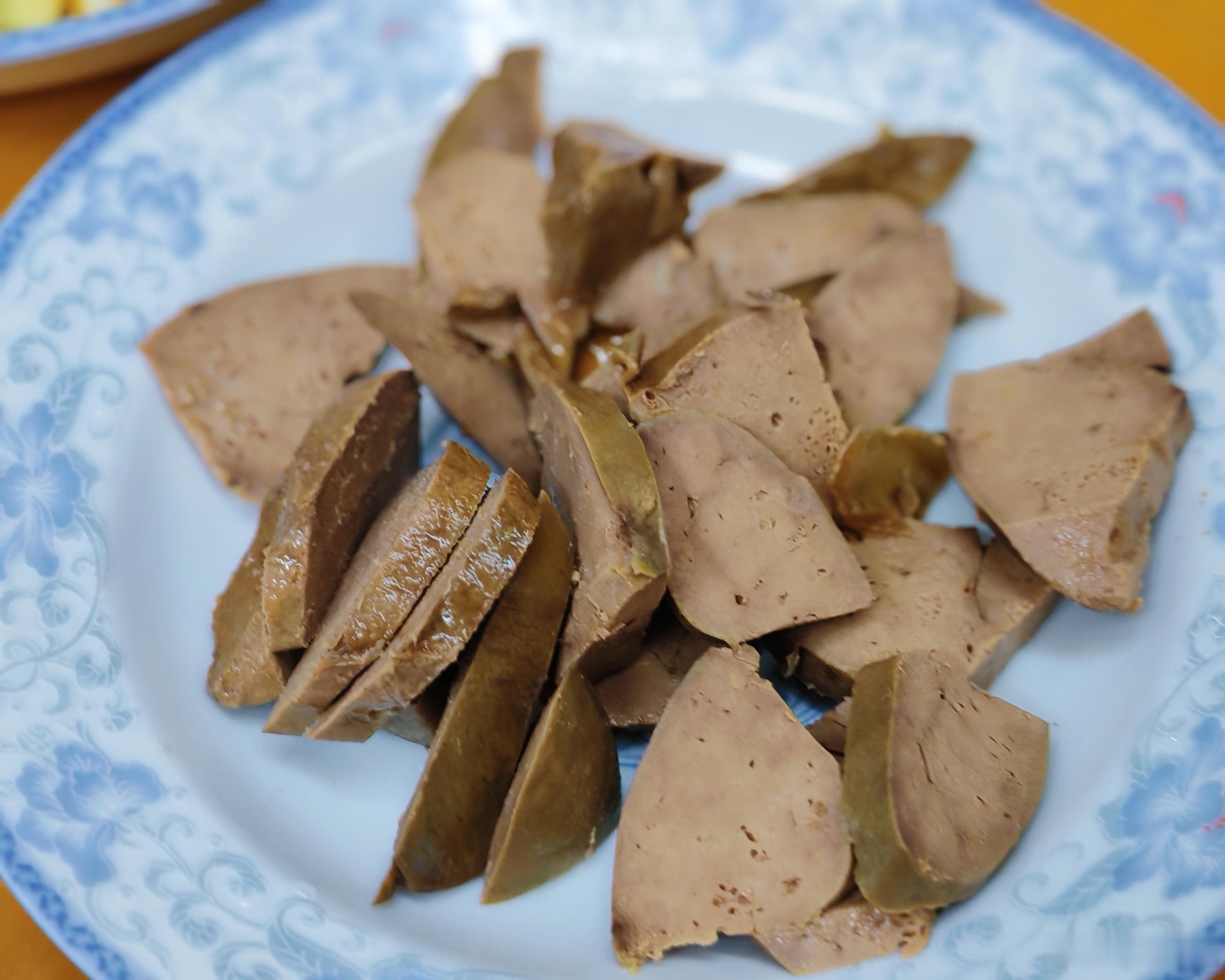 在我妈家享受了一个多月，有点不习惯下班做饭。茭白、藕和花生都是前天我妈让我带来的