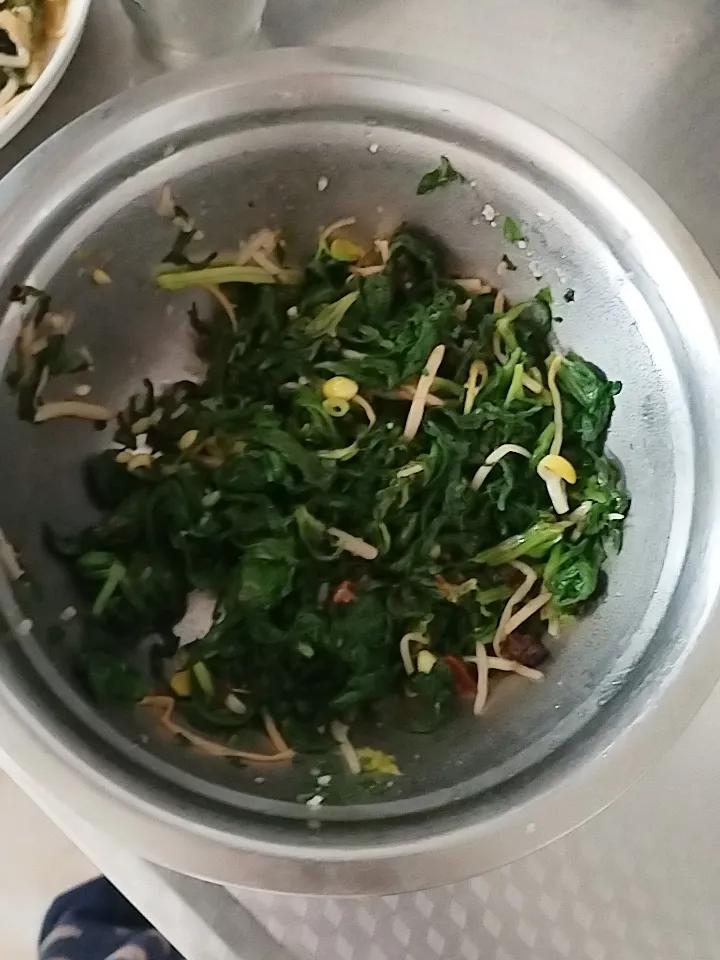 芹菜叶子到底能不能吃当然能吃了，这是今天早上炝的芹菜叶子，特别的好吃，做了一盘，