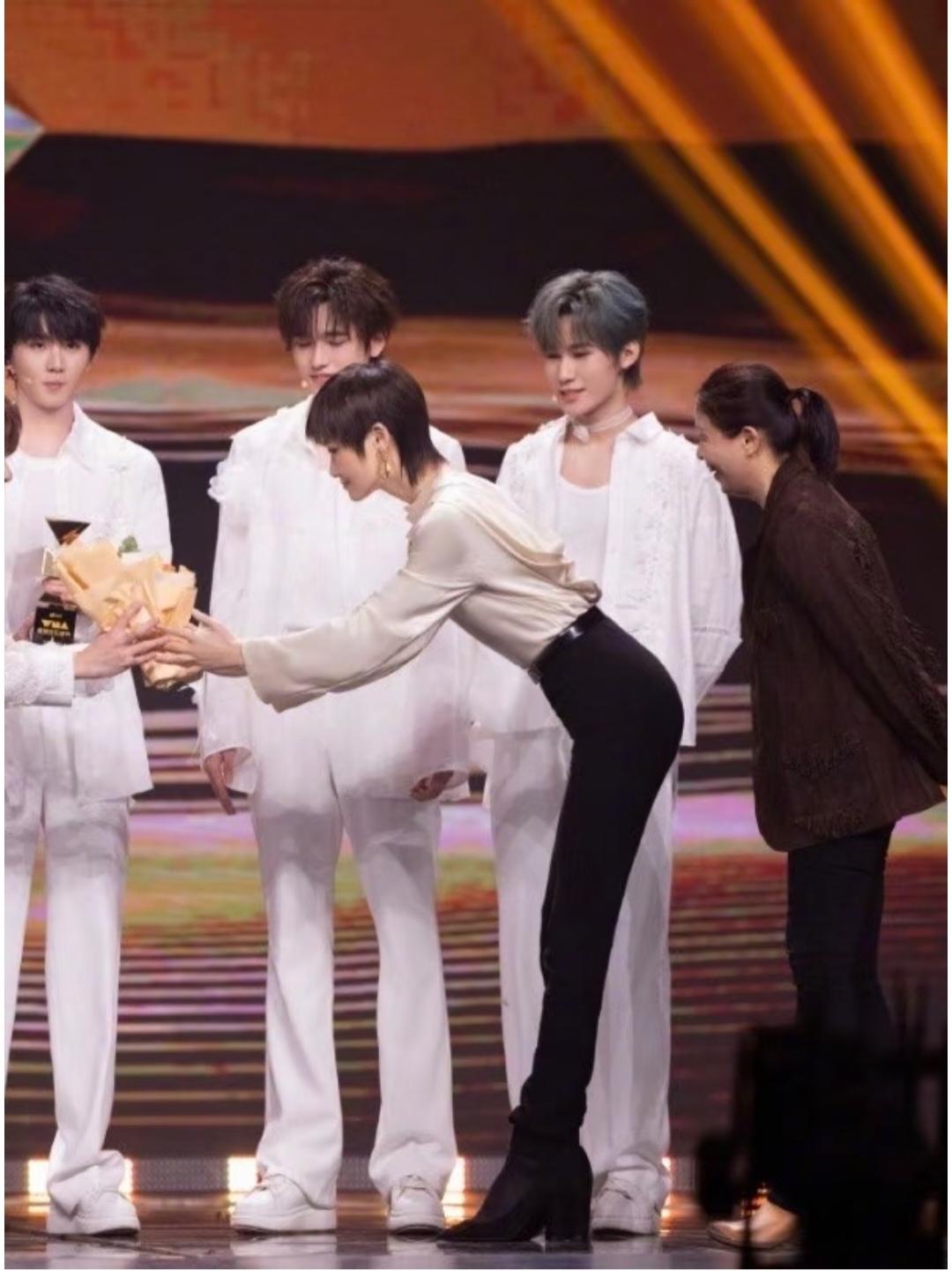 李宇春这么笔直的大长腿，还是第一次见。