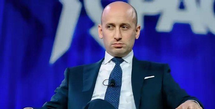 白宫枪响那一刻，斯蒂芬·米勒做出了他政治生涯里最丢人的一个动作——把怀孕的妻子推