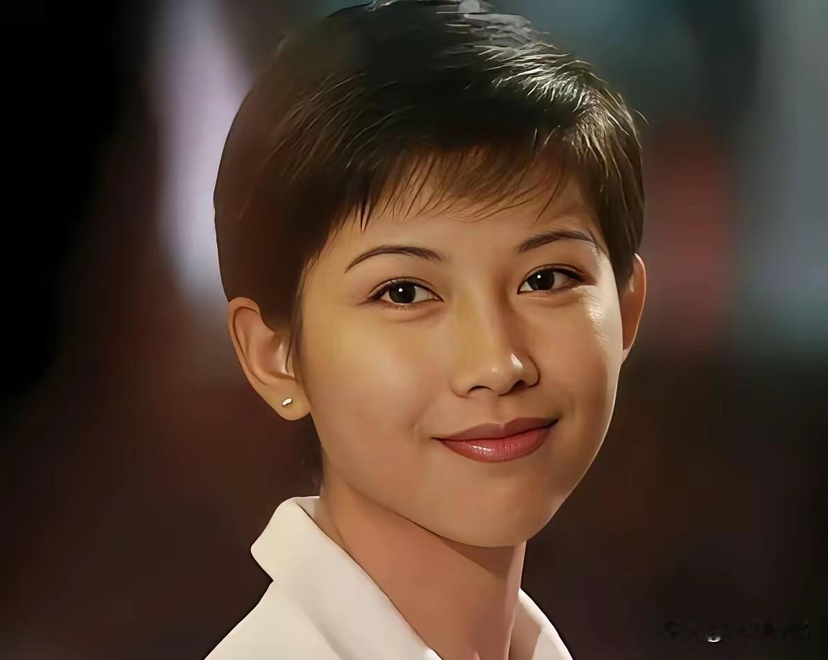 90年代港星的短发造型极具辨识度，而下面这位女星的短发魅力尤为出众：利落的短发完