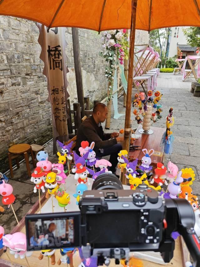 古街藏着“指尖魔术师”！30年老手艺人捏活二次元，外地客跨省来抢
 
逛古街时总