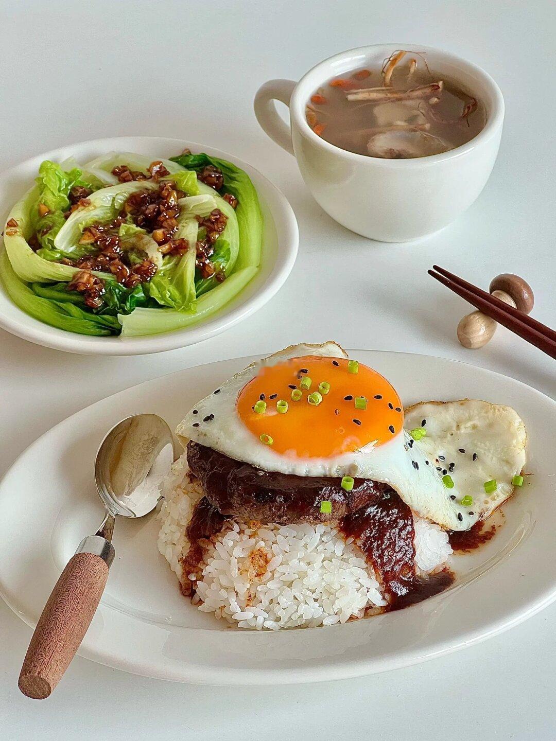 一人食早午餐｜汉堡肉盖饭&排骨汤&蒜蓉生菜