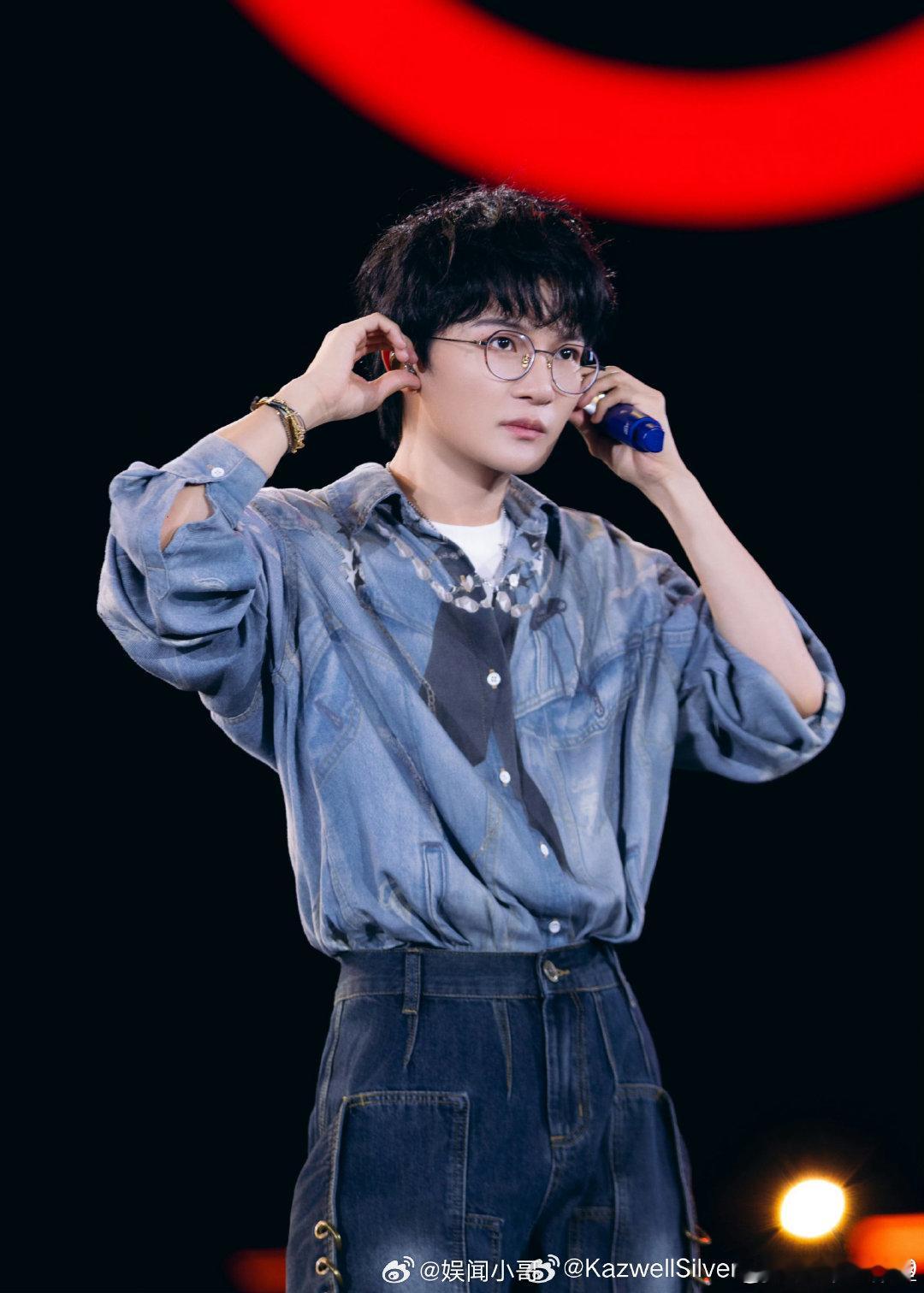 周深买自己的专辑也要等笑晕在演唱会现场！周深说自己也买了这张实体专辑，完全没有内