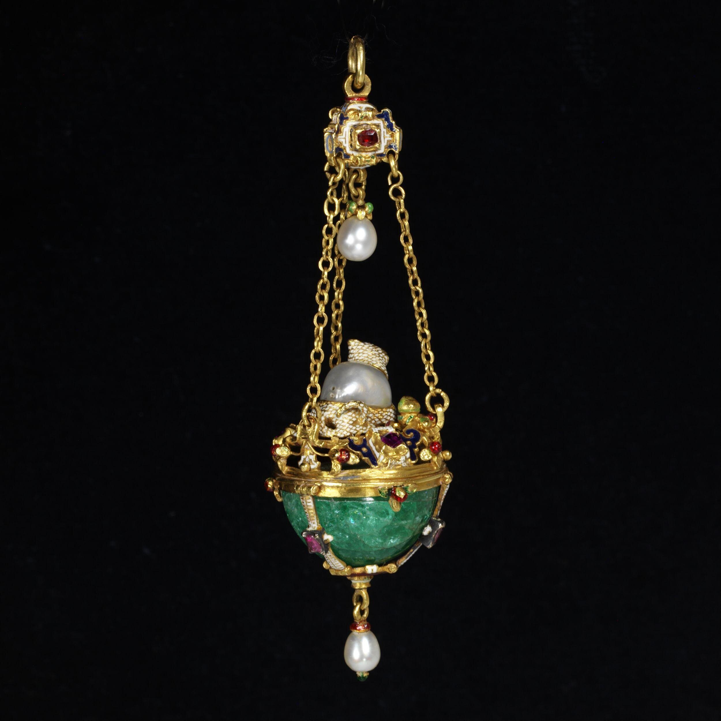 搪瓷金质香水瓶吊坠,上面有一只珍珠做的小猫，镶嵌祖母绿、红宝石和珍珠,西欧, 1