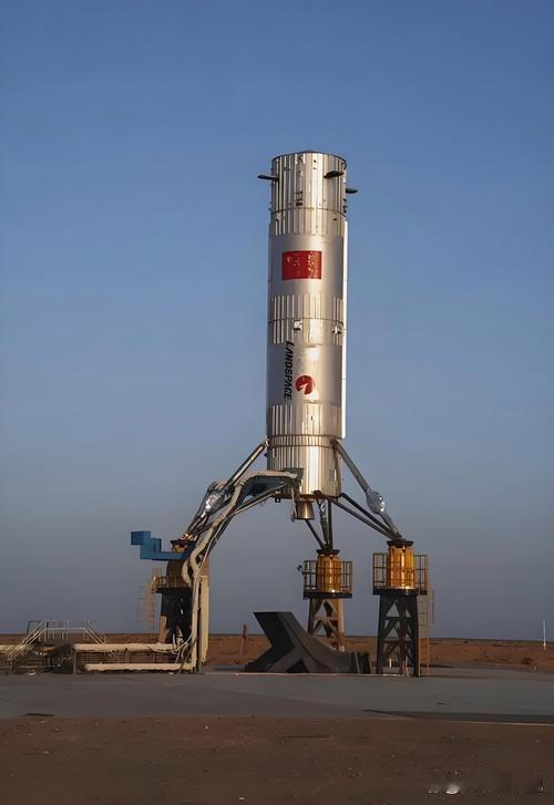 重复使用火箭陆地回收成功，这应该是今年航天领域最让人提气的新闻之一。从一次性发射