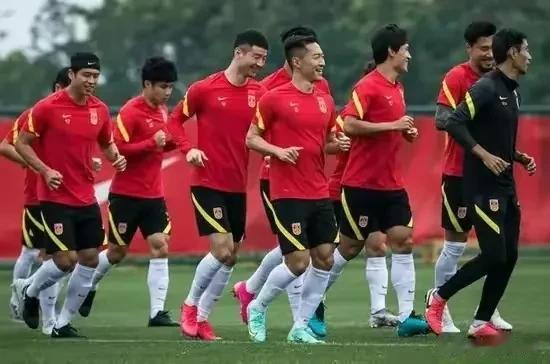 场面尴尬:国足2:0战胜越南揭示3个笑话:

1、国足首发阵容人员安排明显考虑不