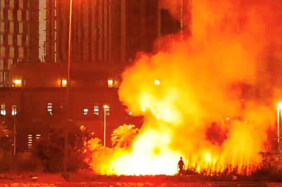 全球拉响红色警报！美国首次下令：所有驻外使馆，立刻进入紧急状态！
 
3月17日