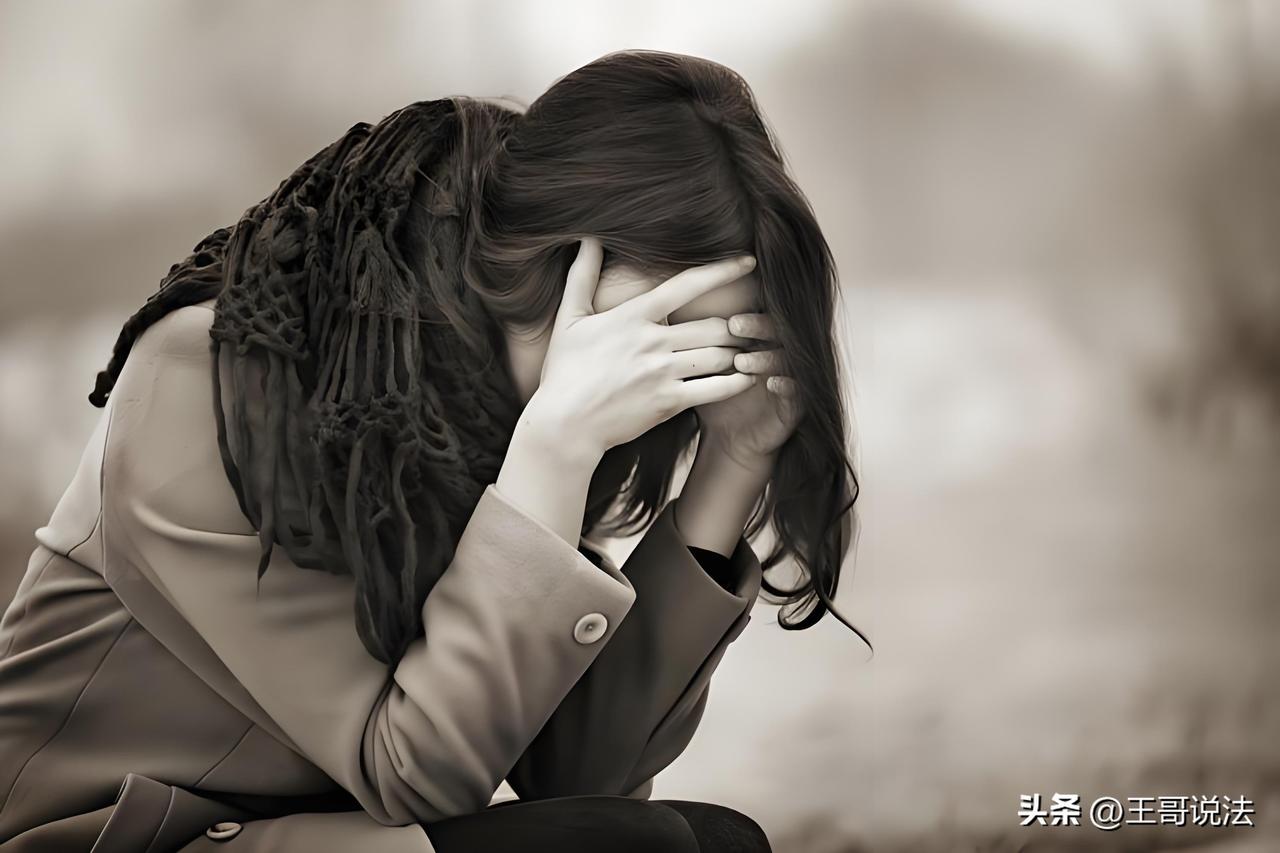 安徽濉溪，一60岁男子开车带女子出去，到一红绿灯路口，俩人不管不顾，在车里 亲 