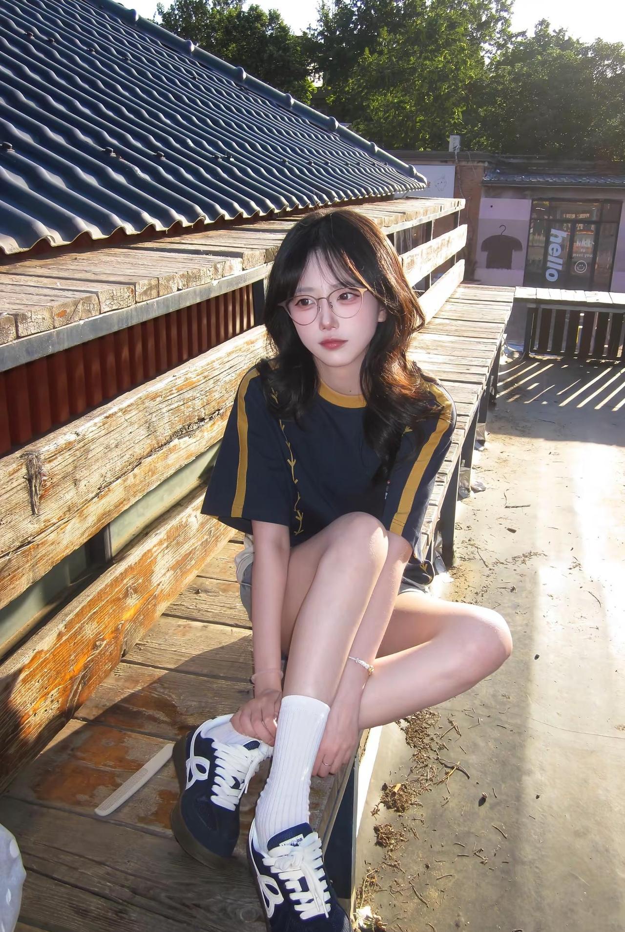 对未来真正的慷慨是把一切献给现在。穿搭 夏日穿搭 拍照姿势 weflower