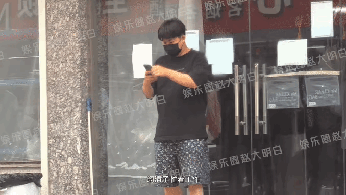 #阚清子和男友看房#八卦媒体拍到阚清子与男友会友聚餐后，乘车来到某小区看房。视频