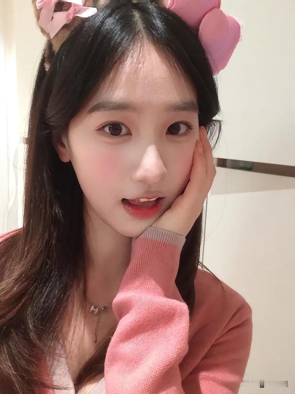 这姑娘戴着粉色发夹，真可爱！