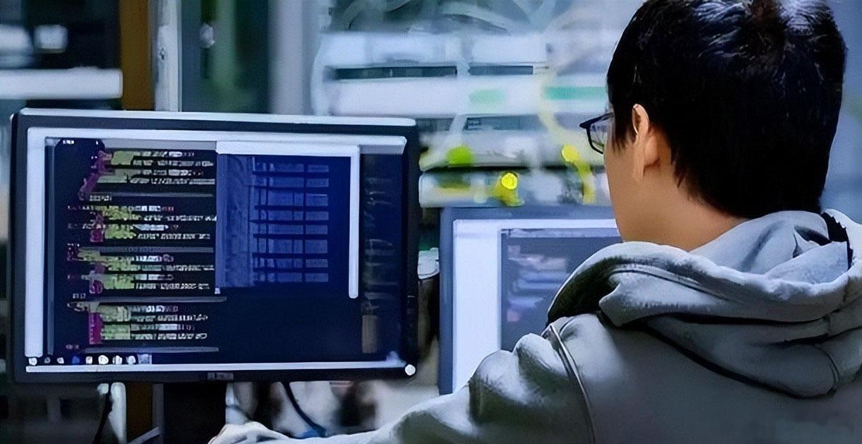 中国的应对不能只靠提高薪资。深化产教融合是关键，高校需要把企业真实需求转化为教学