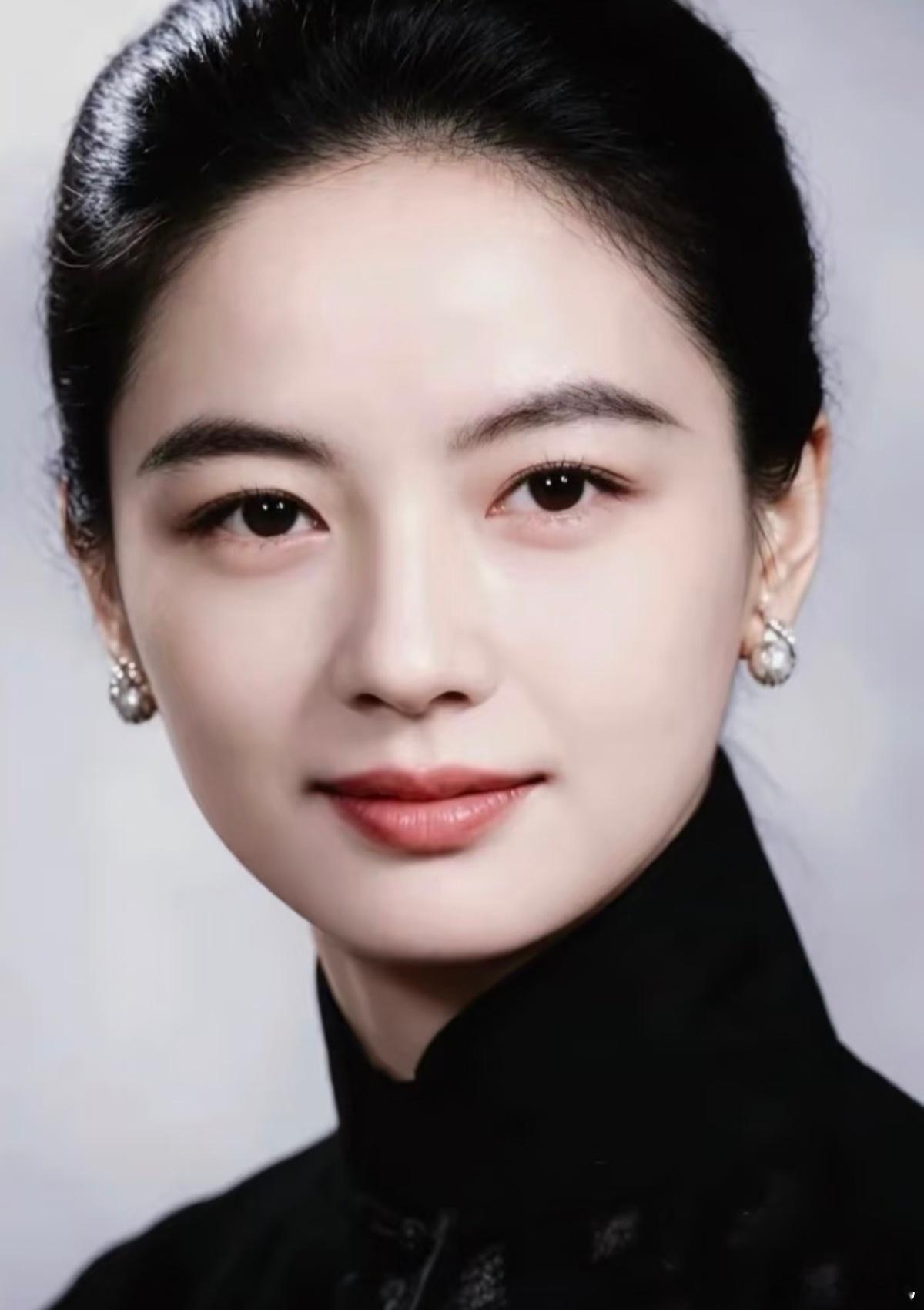 惊为天人“石膏美人”周采蕰，1929年生于上海，是京剧“麒派”创始人周信芳与名媛