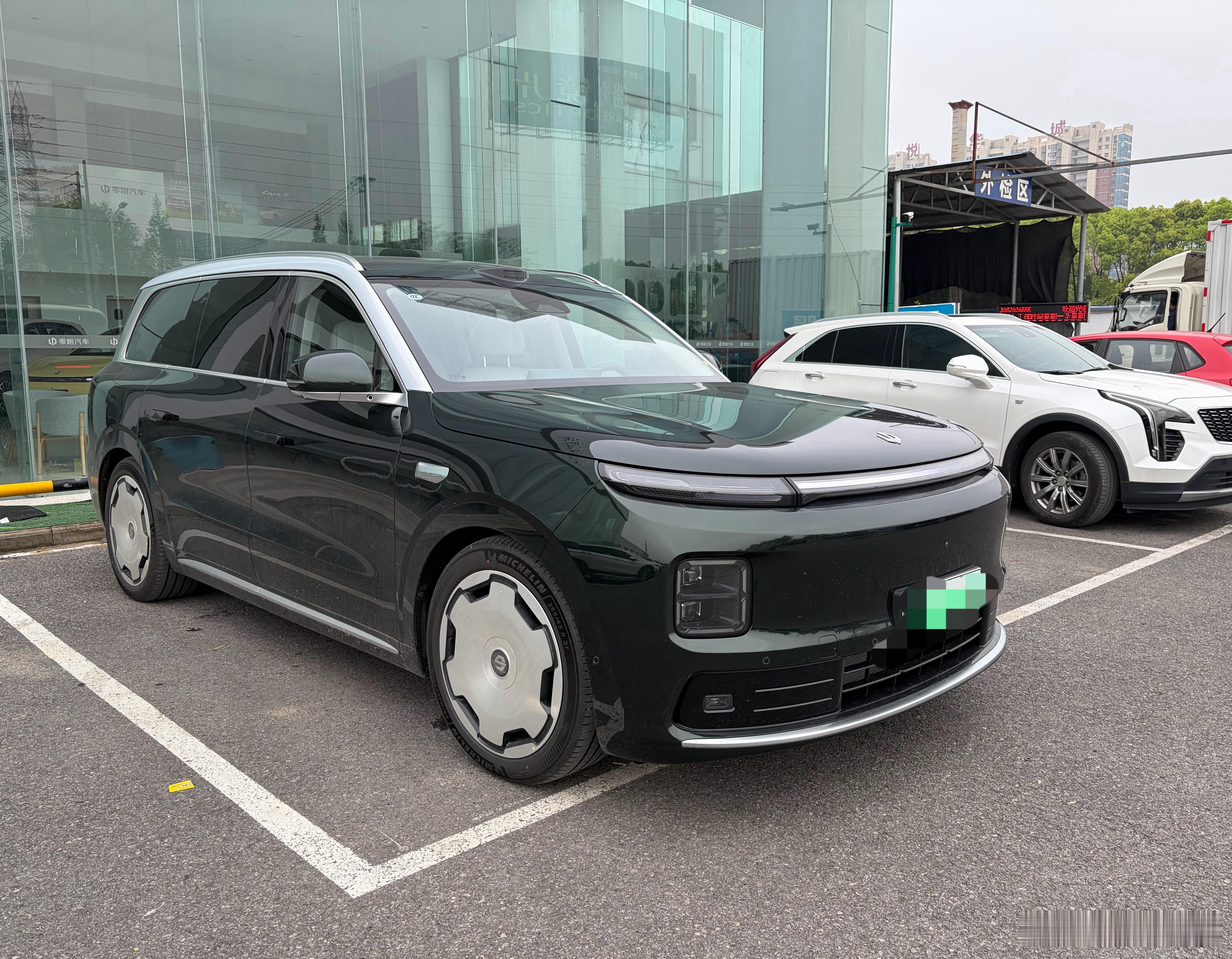 零跑的小伙伴撸起袖子今天准备大干一场了，有小伙伴说准备加班到十一二点新能源汽车零