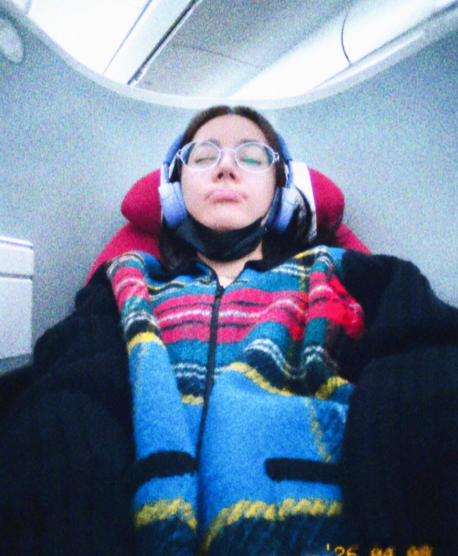 迪丽热巴最新营业，可爱8️⃣向你抛了个媚眼 