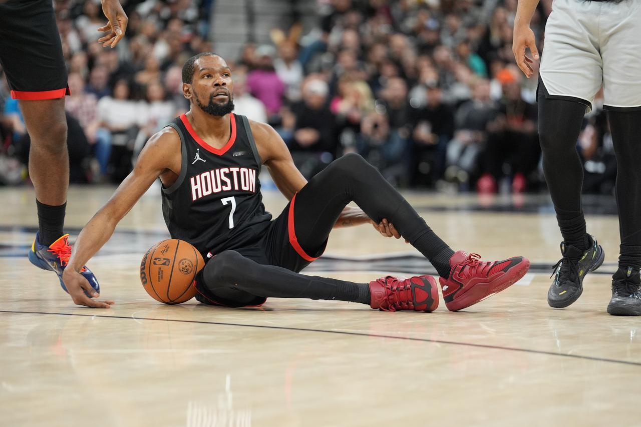 火箭队前一场比赛不敌明尼苏达森林狼队，其实本场比赛火箭队也没有上心，毕竟火箭队西