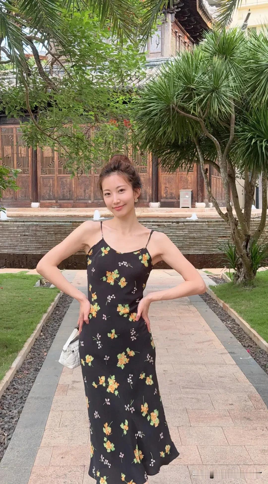 想短时间变得有气质，夏日穿搭是个好办法。就说优雅格纹连衣裙，漫步公园超合适。格纹